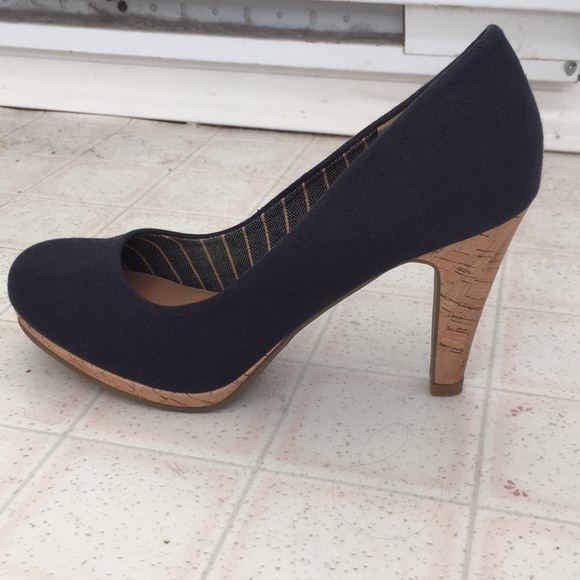 Call it spring navy heels - Picture 2 of 3